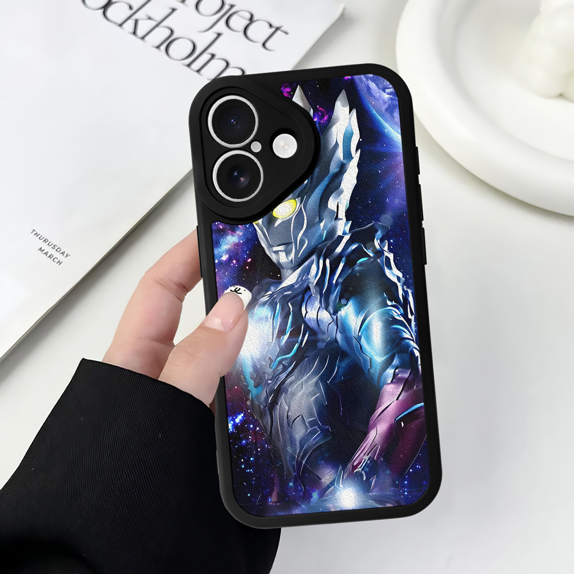 （画像用） ウルトラマン Ultraman 【iPhone 16シリーズ対応】シリコンスマホケース（レザー調） 材質：シリコン
